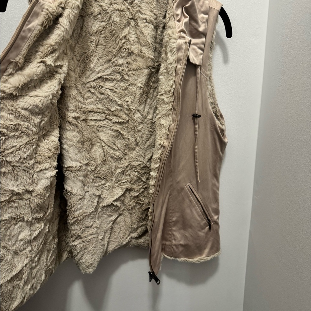 CAbi Shearling Lined CabinCore Adventure Ready Outdoor Vest Cozy Chic Layering - Picture 5 of 10